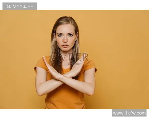 双手放胸前的足球明星展现自信与魅力的瞬间