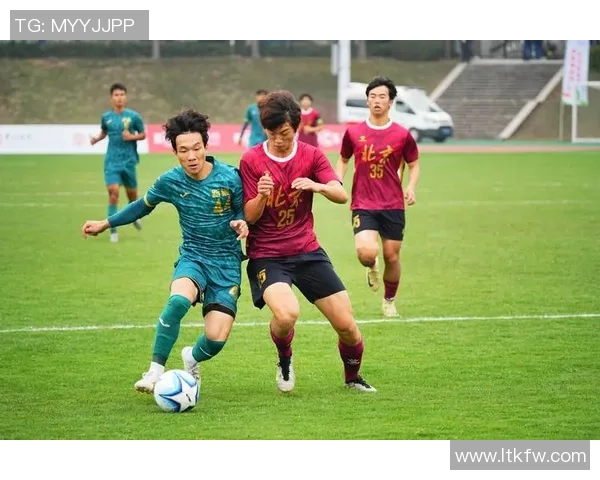 足球明星脱鞋送人感人瞬间引发热议网友纷纷点赞支持善举